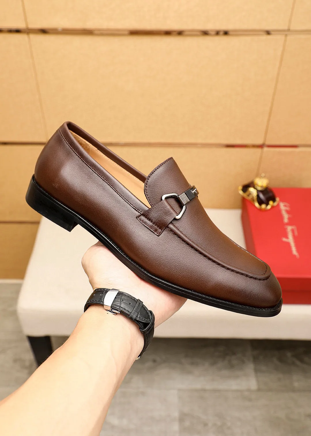 Men's shoes💰460💰 Product trademark: Ferragamo "Ferragamo" casual leather shoes Regular size: 38-44 (45🉑️customized) Product materials: Selected imported first-layer calfskin upper + luxury hardware buckle, imported water-dyed cow leather lining. Strong three-dimensional visual effect, original outsole Color: 3⃣️colors available